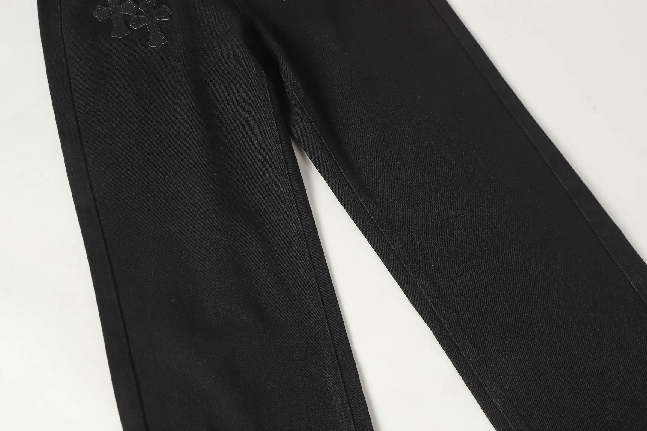 P240 Cross-border quantity model, please do not place an order if you are pursuing quality - Chrome Hearts/Chrome Heart Cross ✝️ Inlaid embroidered washed jeans, trousers and casual pants - High weight, high density and high quality. The wool is soft, delicate and skin-friendly. It feels soft and silky. It has excellent warmth and skin-friendly properties. - Customized weaving and dyeing, no color difference. No matter the fabric or workmanship details, it beats the ordinary version on the market. - Hardware zipper accessories are all customized, full of details -Colour: washed black -Size: 28 30 32 34 36